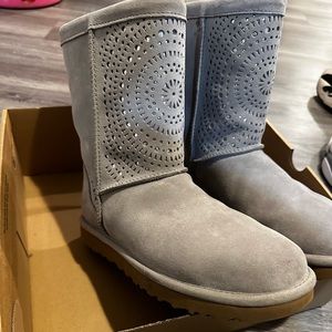 Ugg Australia Classic Short Sunshine Perf 1019198 Gray Suede Wool Boots